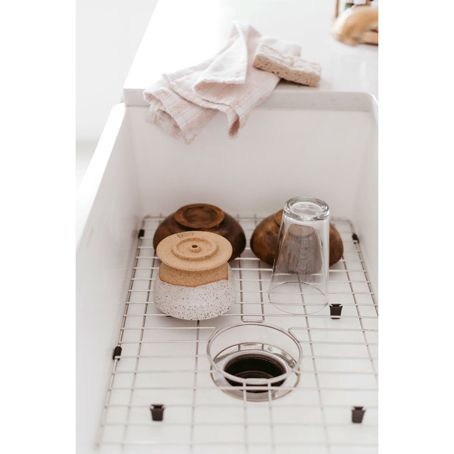 Kingston Brass 33 in. Farmhouse Kitchen Sink with Strainer and Grid, Matte White (KGKFA331810BC) Matte White/Brushed