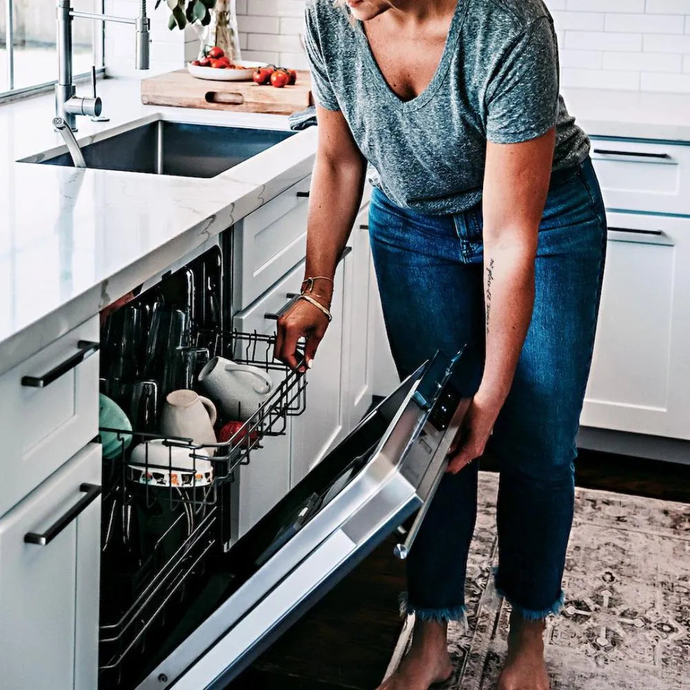 ZLINE 24 in. Stainless Steel Top Control Built-In Dishwasher with Stainless Steel Tub and Modern Style Handle, 52dBa (DW-304-24) 