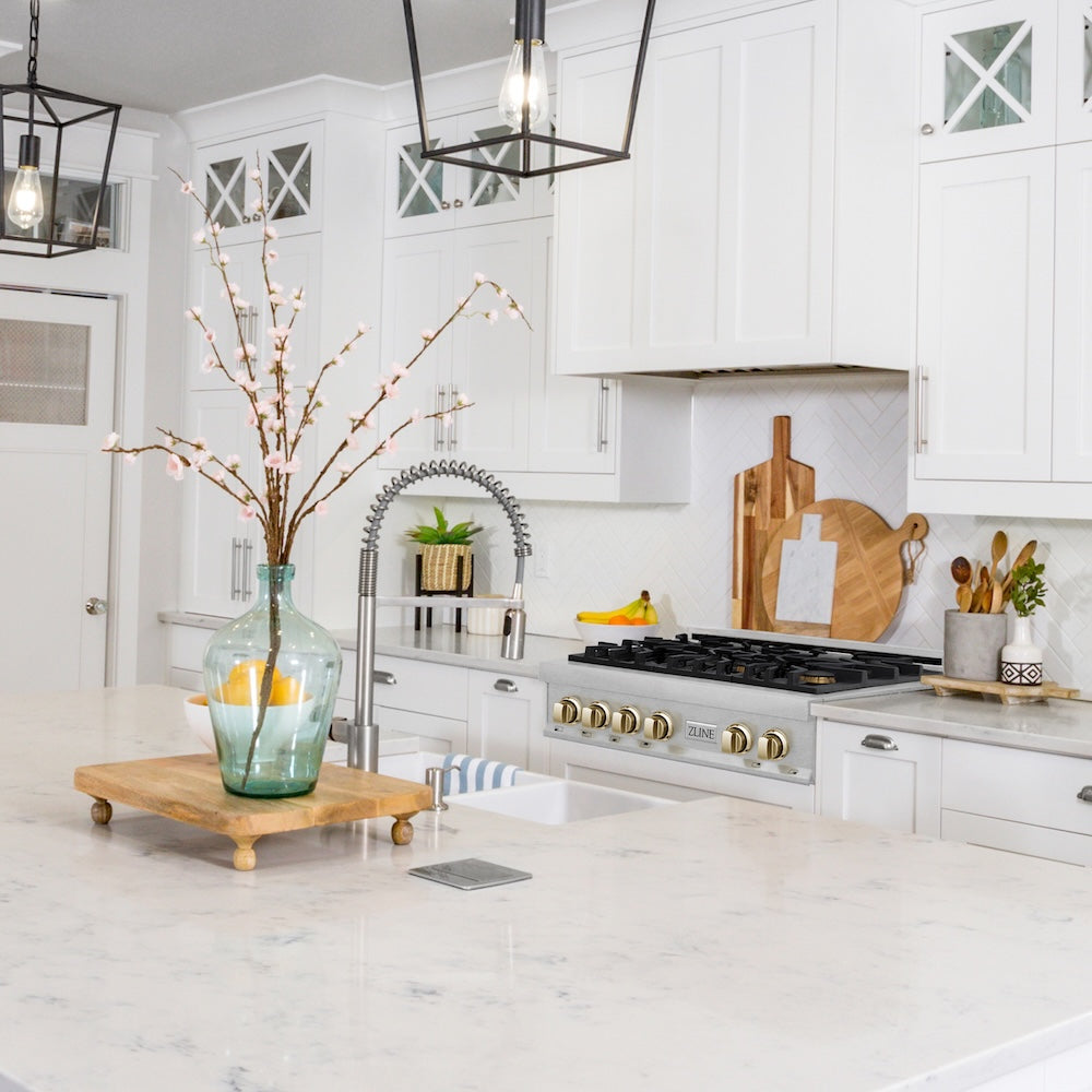ZLINE Autograph Edition 30 in. Legacy Gas Rangetop with 4 Burners and Porcelain Cooktop in Satin Stainless Steel with Polished Gold Accents (RTSZ-30-G)