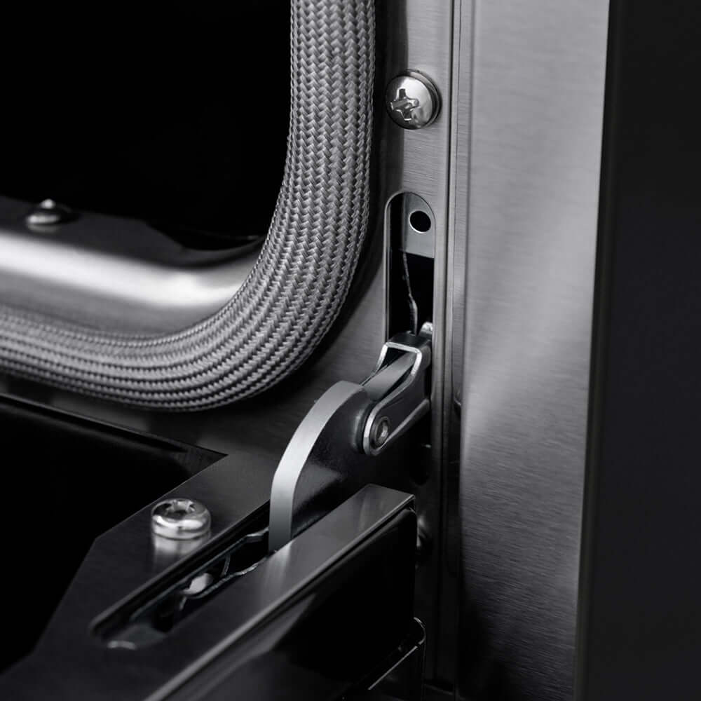 ZLINE 30 in. 4.2 cu. ft. Paramount Gas Range with 4 Burner Cooktop and Convection Gas Oven in Black Stainless Steel (SGRB2-30) StayPut oven door hinge.