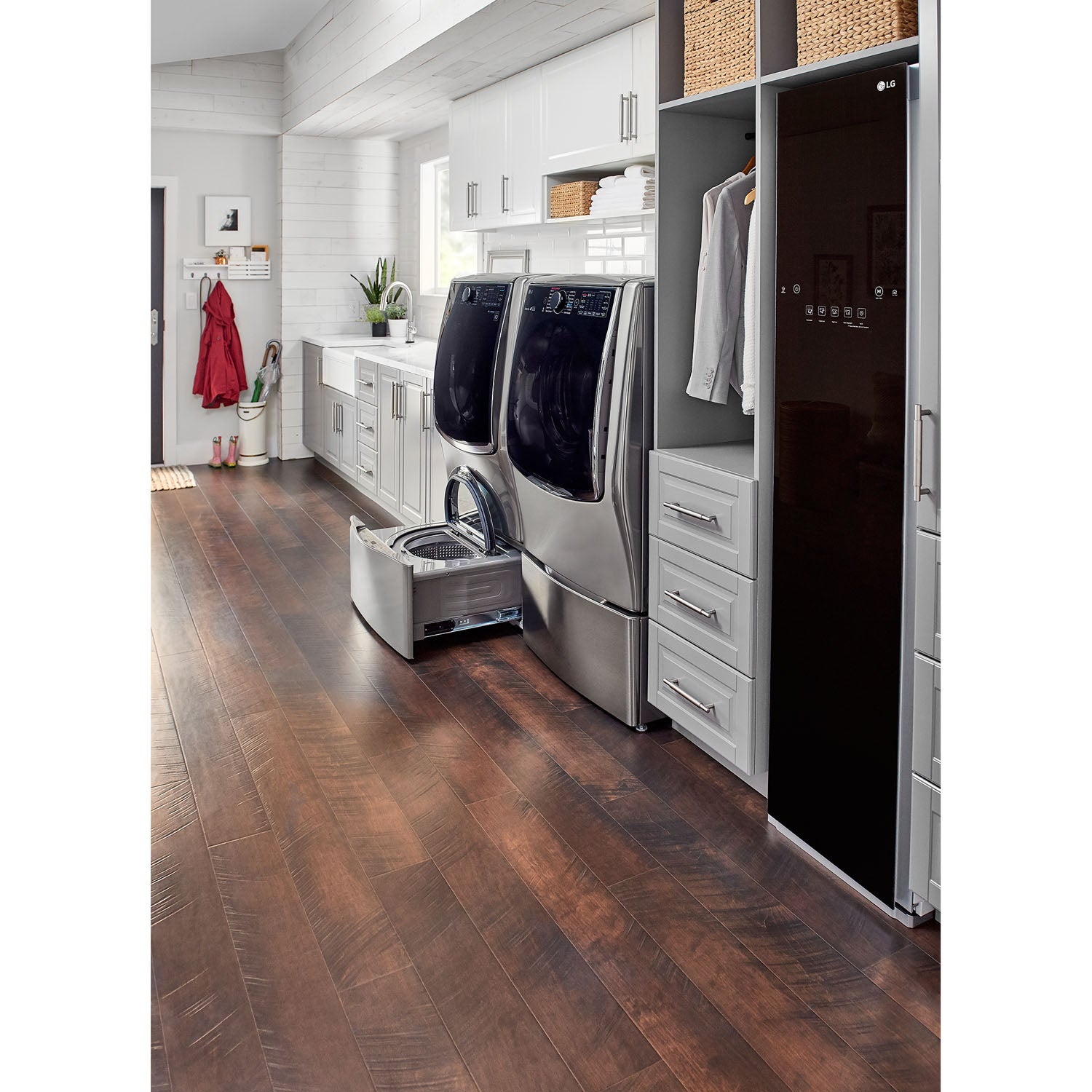 LG Styler - 18 Inch Smart Wi-Fi Enabled Steam Clothing Care System in Espresso (S3RFBN)