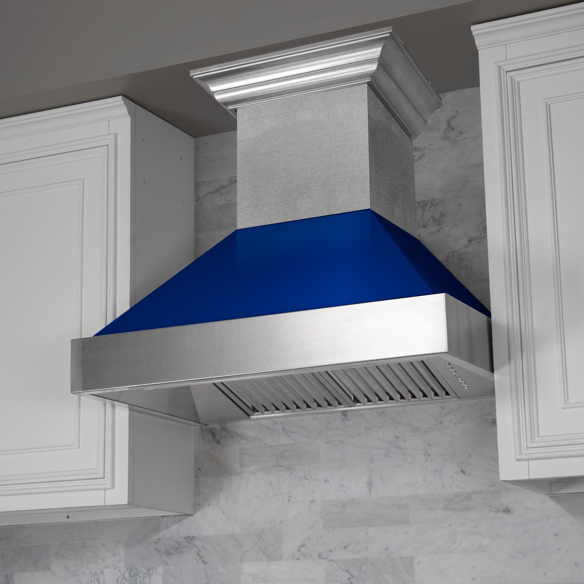 ZLINE Ducted Fingerprint Resistant Stainless Steel Range Hood with Blue Gloss Shell (8654BG) with short chimney in a kitchen.